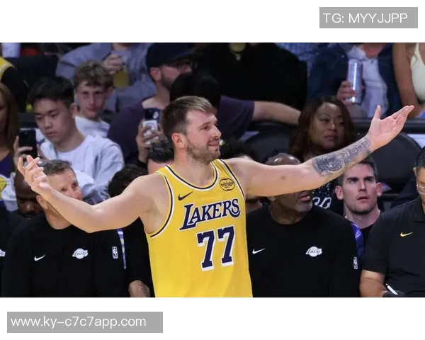 东契奇与里夫斯联手发威詹姆斯是否会影响他们的表现引发热议